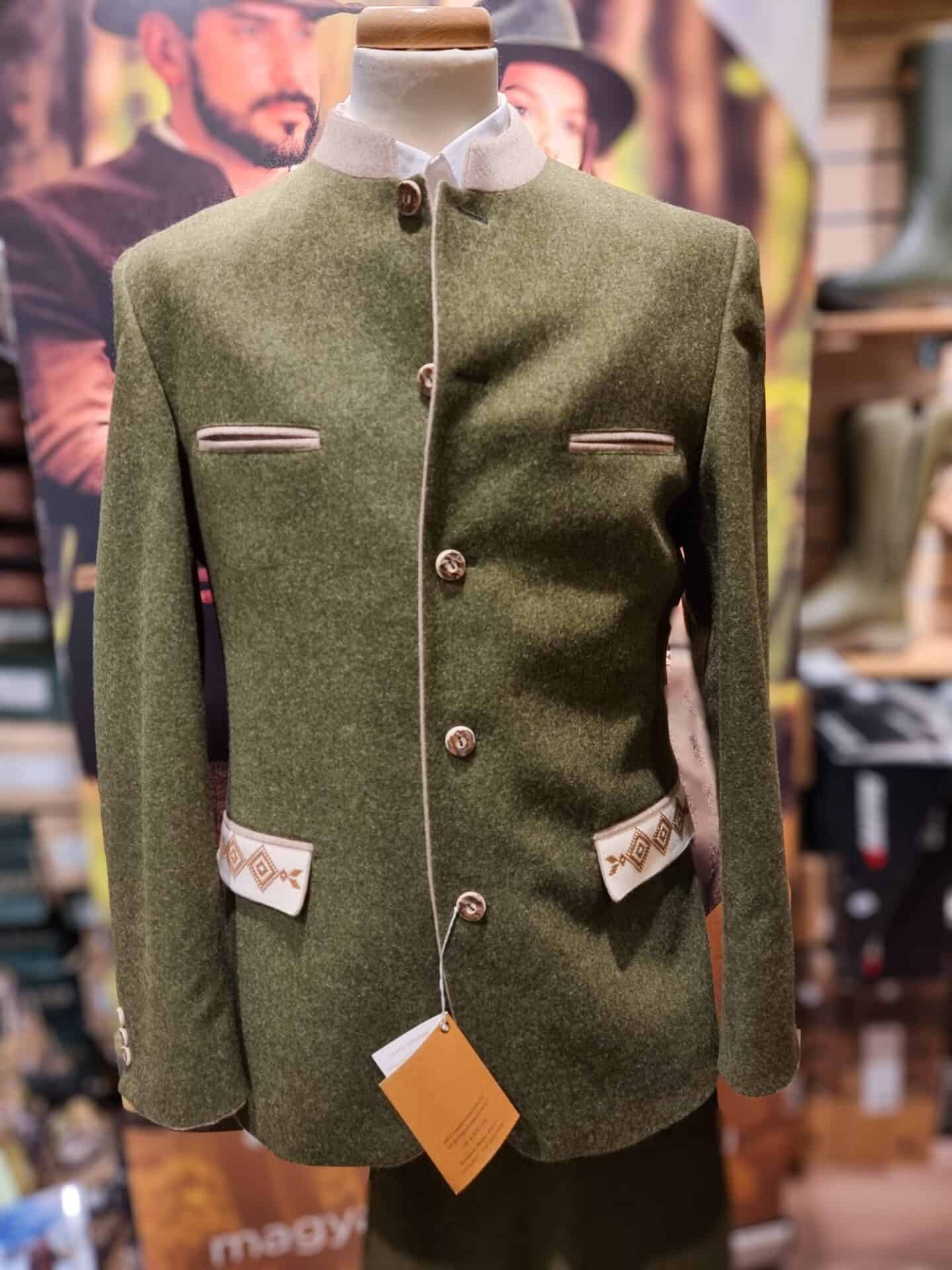 Elegáns vadászkabát férfiaknak hagyományos mintás gallérral, zöld színben, természetközeli stílusban, vadászat és outdoor tevékenységekhez ideális.