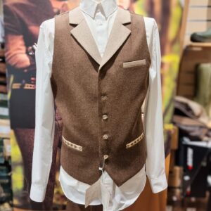 Elegáns vadászati öltöny férfiaknak, stílusos és praktikus vadászműszerbolt kínálatában. Kiváló minőségű anyagból készült, ideális vadászattal kapcsolatos ruházathoz.