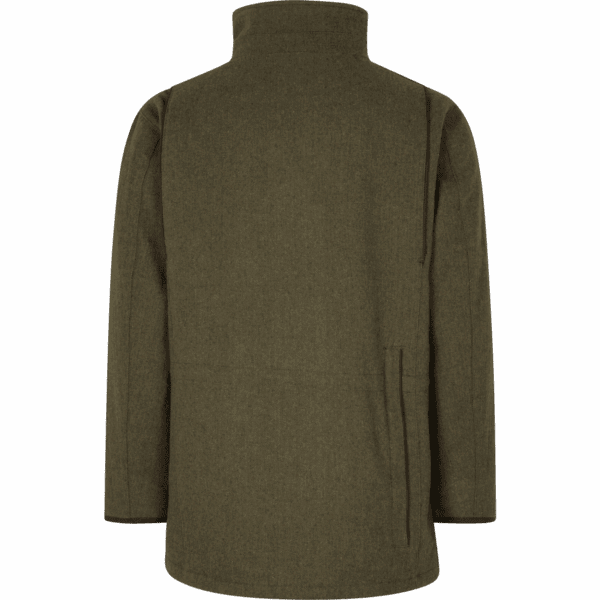 Téli vadász kabát, katonai stílus, zöld színű, kopásálló anyag, sok zseb a praktikus tároláshoz, ideális vadászathoz és outdoor tevékenységekhez.