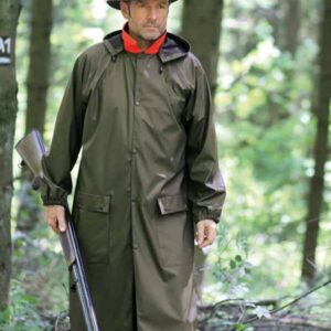 Viseltes vadászes ruházat és kés, vadászkutya és erdő a háttérben, vadászat, outdoor és természet témakörben.