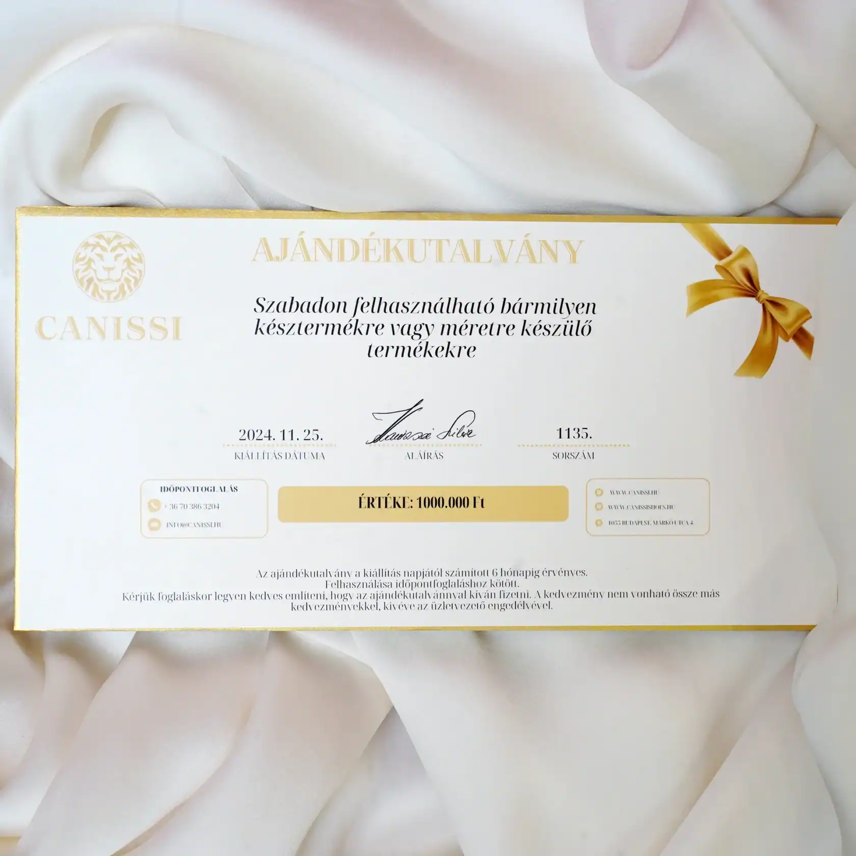 Lenyűgöző ajándékutalvány, elegáns arany díszítéssel és arany szalaggal, ideális ajándék vadászbolt termékekhez, kifinomult megjelenés vadászati és ajándék ötletekhez, Weigl Vadászbolt kínálatában.