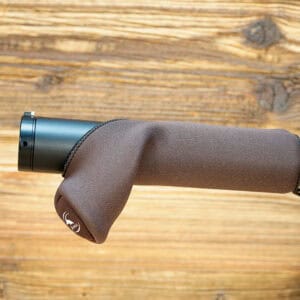 Biztonsági vadászpuska hüvelykujj fogantyú a Weigl Vadászbolt kínálatában, precíziós kivitelezés, kényelmes fogás vadászat vagy lövészet során, strapabíró anyagból készült.