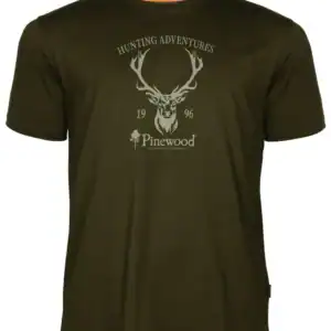 Fiatal zöld színű vadászati és outdoor ajándék, grafikával és logóval ellátott póló, a Hunter Adventures és a Pinewood márkát tükrözve. Ideális vadász, természetjáró és outdoor rajongók számára.