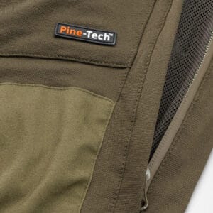 Pine-Tech vadászkabát, strapabíró és vízálló anyagokkal, extra zsebekkel, vadászati és outdoor tevékenységekhez, kényelmes viselet vadászoknak és túrázóknak.