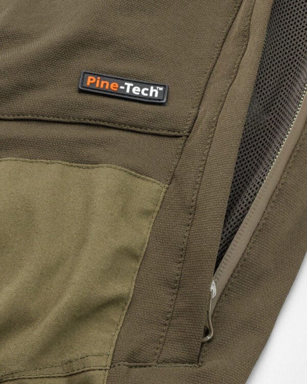 Pine-Tech vadászkabát, strapabíró és vízálló anyagokkal, extra zsebekkel, vadászati és outdoor tevékenységekhez, kényelmes viselet vadászoknak és túrázóknak.