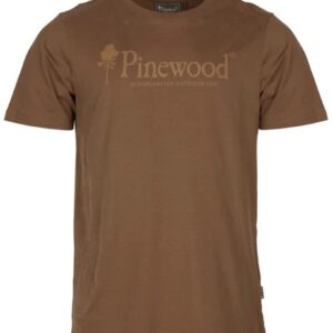 Pinewood márkájú barna outdoor férfi póló, Scandinavian outdoor életstílus, kiváló minőségű anyagból készült, tartós és kényelmes viselet vadászat és szabadidő tevékenységekhez.