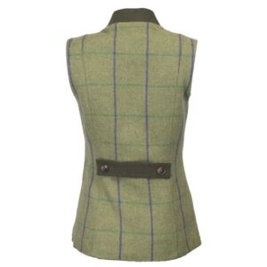 Szabadtéri vadászat és skót kockás vadászaton dolgozó férfi szövet mellény, vintage stílus, természetbarát outdoor ruházat, vadászkiegészítő, vastag anyag, elegáns és praktikus, vadászbolt Weigl Vadászbolt.