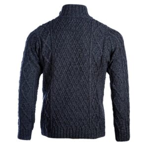 Sötétkék kötött téli pulóver wool-blend anyagból, magas galléros kialakítás. Több irányú mintázattal és vastag kötésű szerkezettel a hideg hónapokra.