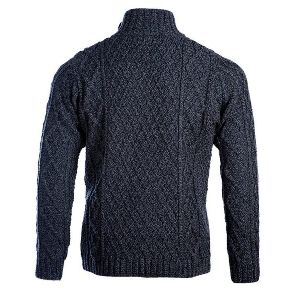 Sötétkék kötött téli pulóver wool-blend anyagból, magas galléros kialakítás. Több irányú mintázattal és vastag kötésű szerkezettel a hideg hónapokra.