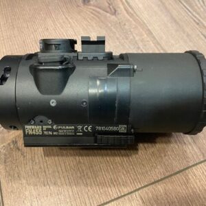 Fényképezés élesség nélküli fegyveroptika, vadászati célzó távcső modern designnal, fekete színben, precíziós műszaki kialakítással, Weigl Vadászbolt kínálatának része.